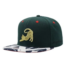Șapcă Snapback cu broderie metalică